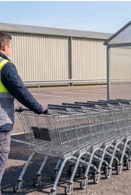 Chariot de supermarché rangé