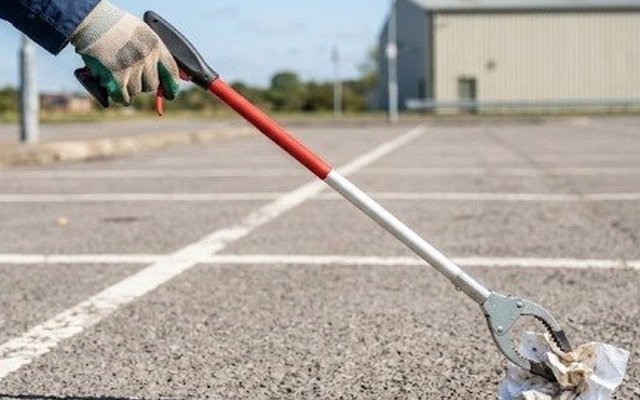 Ramassage des déchets sur un parking